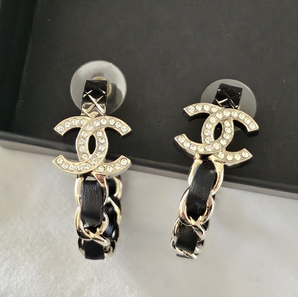 Brand new 2023 authentic Chanel cc hoops earrings with crystal & leather - Picture 4 of 17